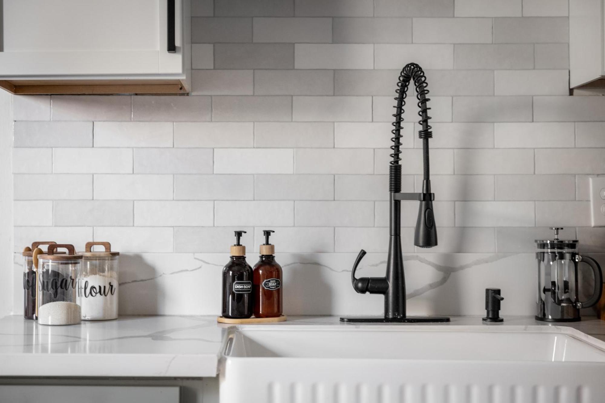 Mid-Century Modern Retreat In Little Italy Lejlighed Cleveland Eksteriør billede