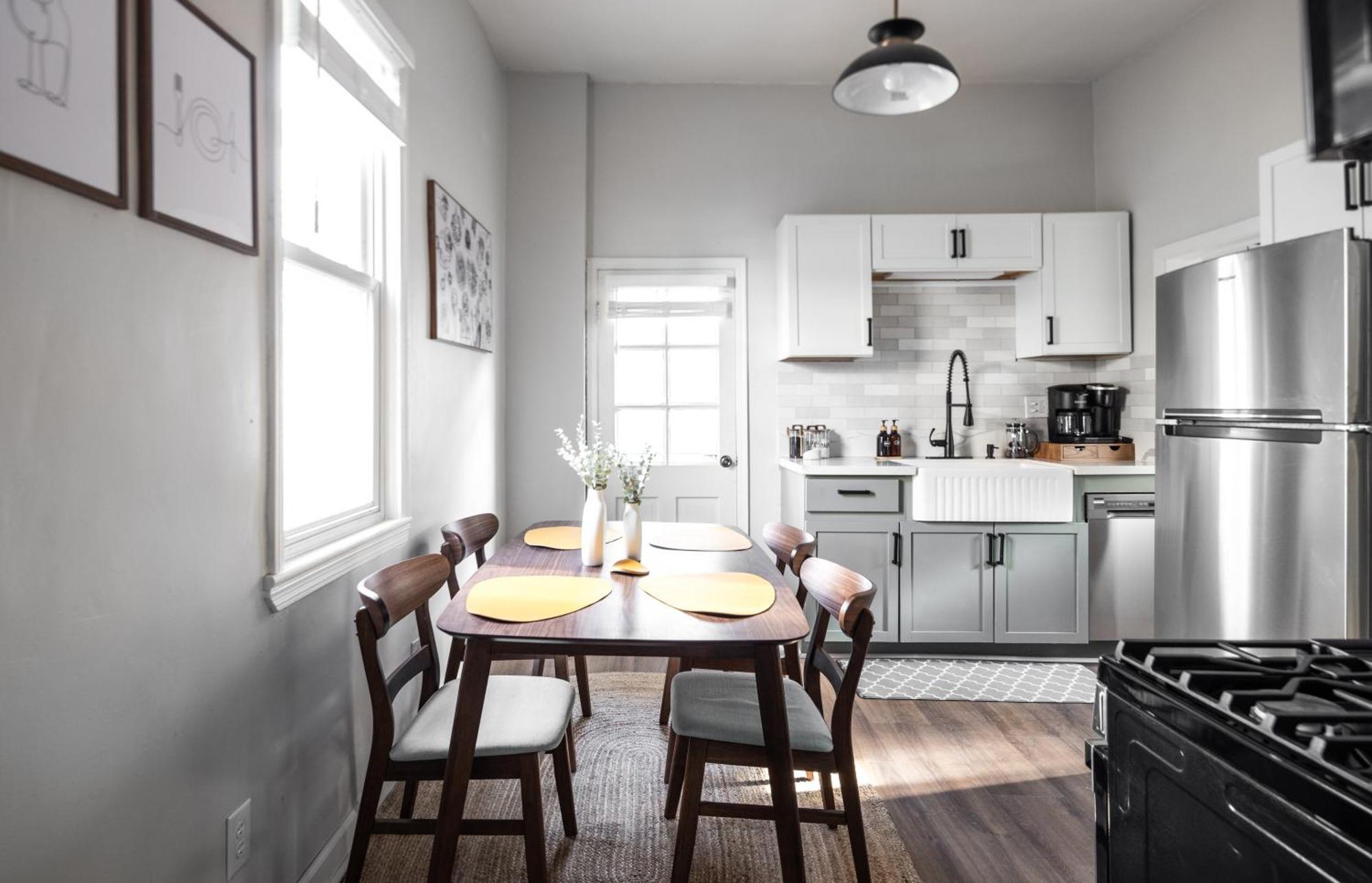 Mid-Century Modern Retreat In Little Italy Lejlighed Cleveland Eksteriør billede