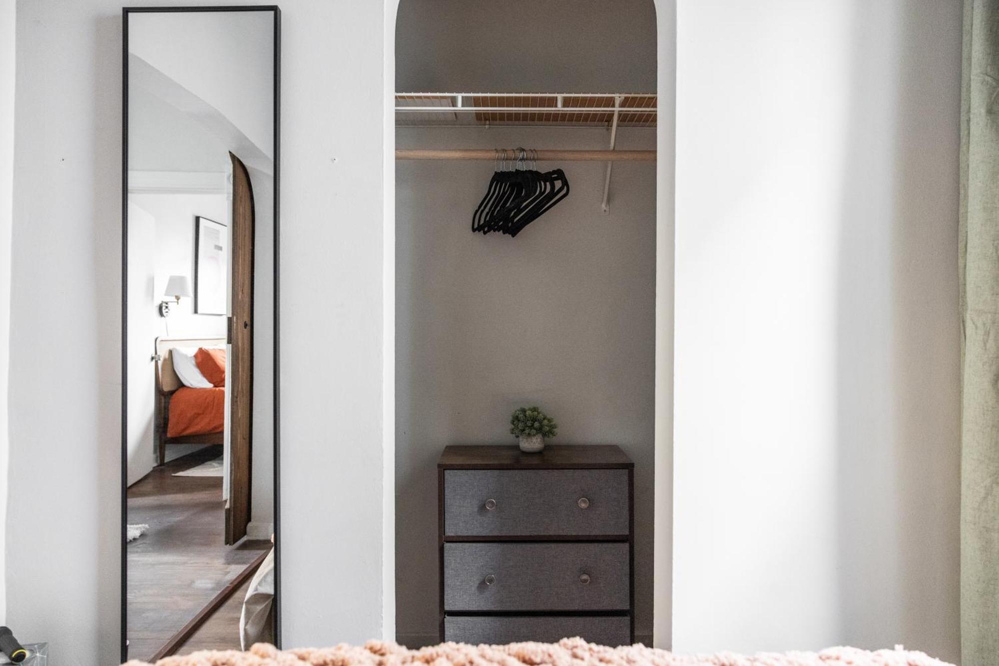 Mid-Century Modern Retreat In Little Italy Lejlighed Cleveland Eksteriør billede