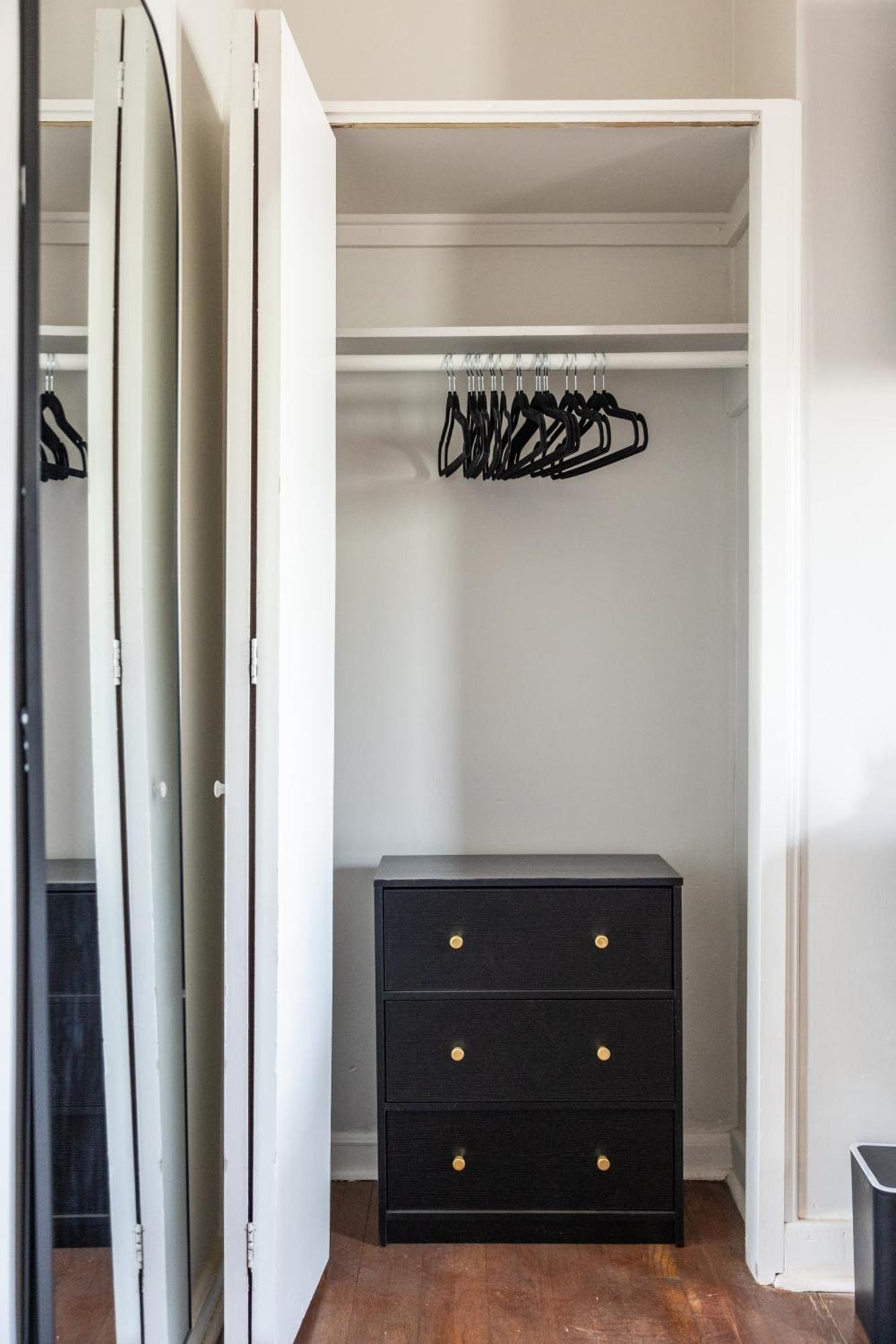 Mid-Century Modern Retreat In Little Italy Lejlighed Cleveland Eksteriør billede