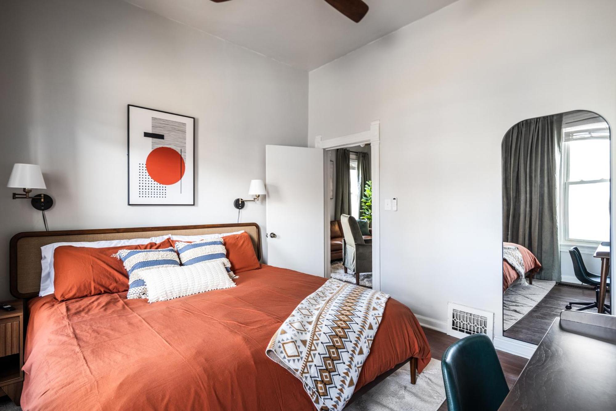 Mid-Century Modern Retreat In Little Italy Lejlighed Cleveland Eksteriør billede