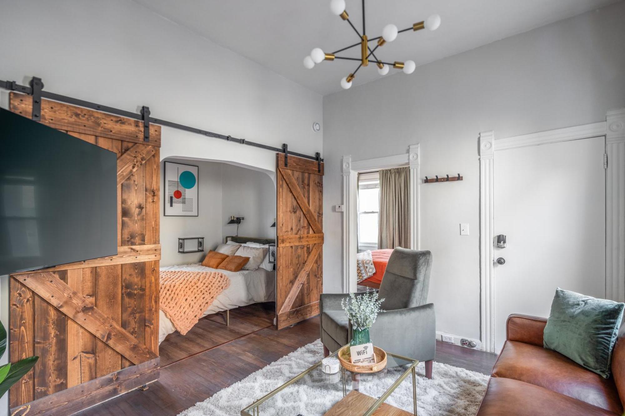 Mid-Century Modern Retreat In Little Italy Lejlighed Cleveland Eksteriør billede