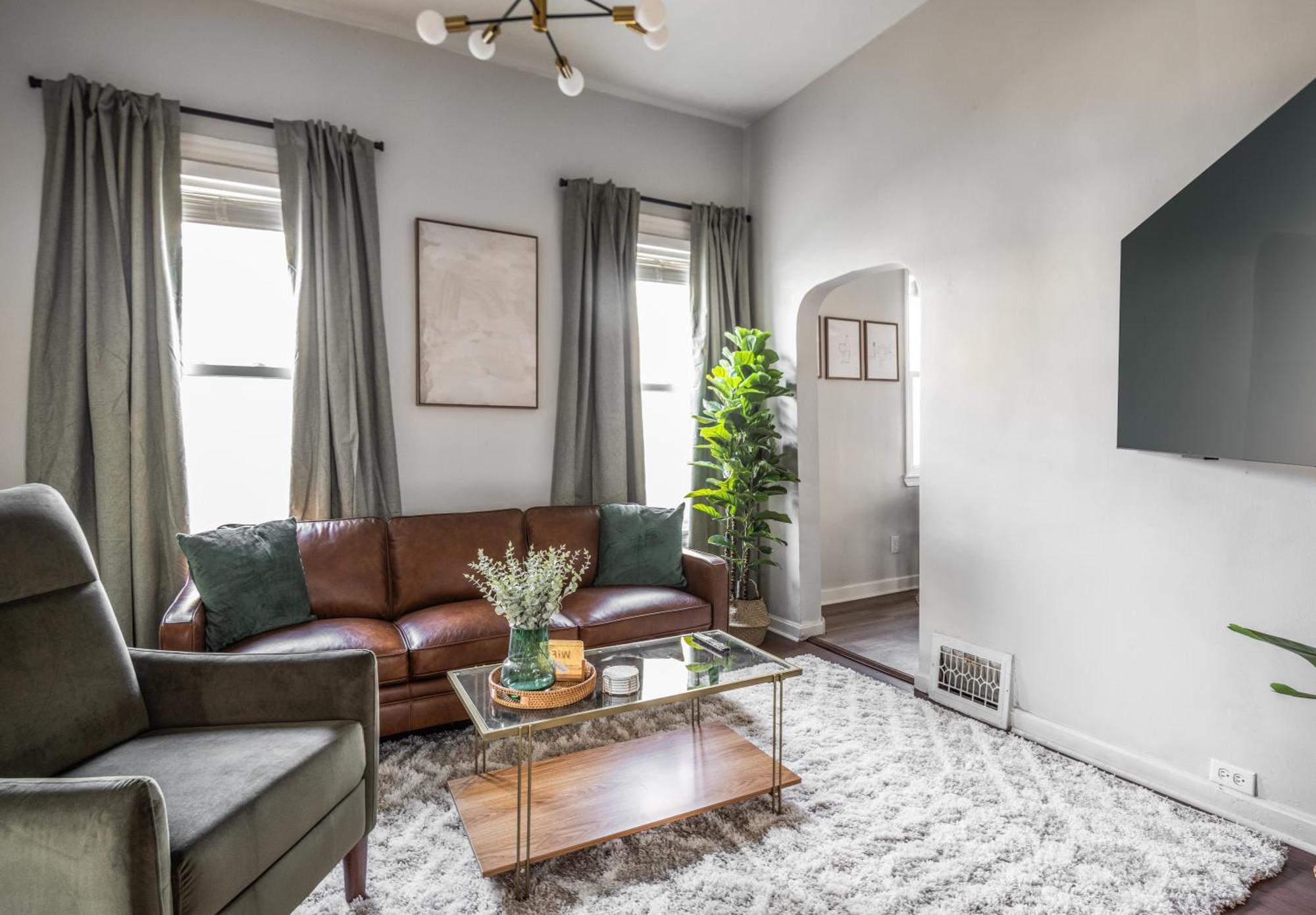 Mid-Century Modern Retreat In Little Italy Lejlighed Cleveland Eksteriør billede